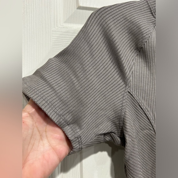 Beyond Yoga Women's Small Silhouette Cropped Tee Stone Grey NWT RIbbed Fabric - Picture 4 of 7